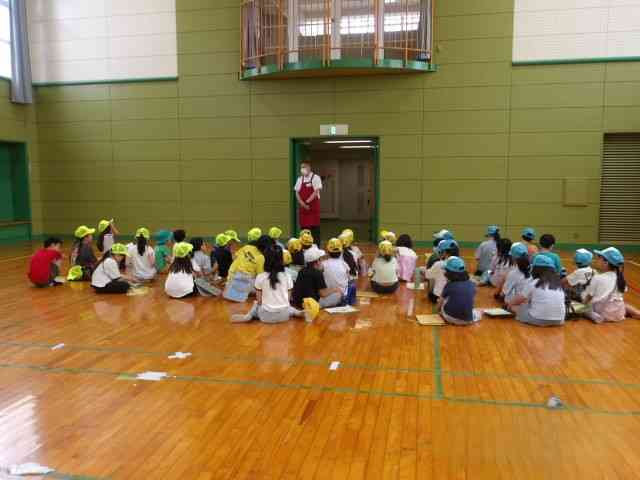 3年生「社会科見学（スーパーマーケット）」②