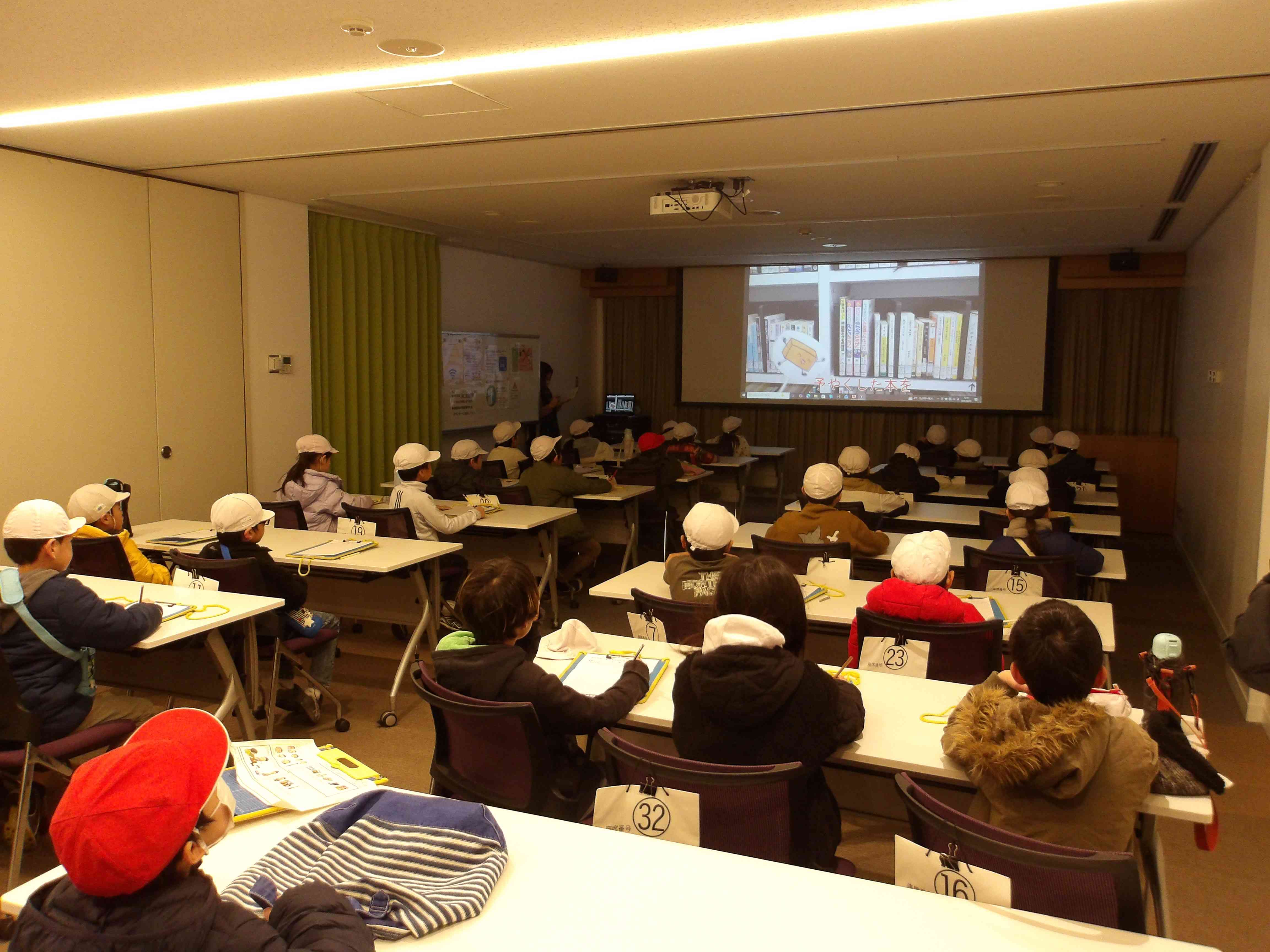 ２年図書館見学①